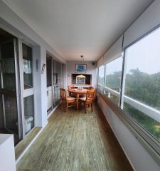 Vende apartamento de 2 dormitorios en Punta del Este.