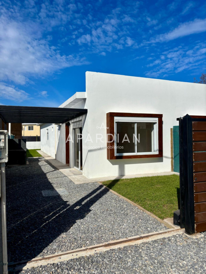 Casa ID.21100047 - En venta casa en Altos de la Laguna, Maldonado de 2 dormitorios con parrillero.
