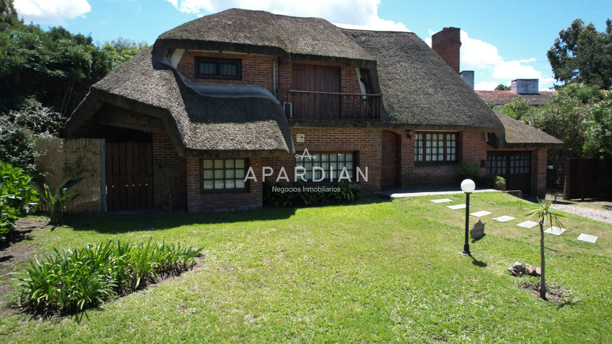 Casa ID.21099242 - Hermosa cabaña de 4 dormitorios en venta a metros de Playa Mansa, Punta del Este