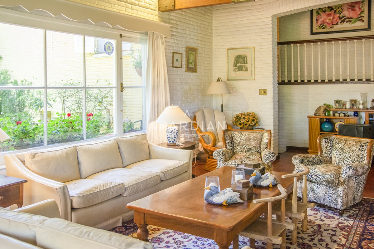 Casa ID.21097400 - VENDE CASA DE 3 DORMITORIOS EN PLAYA MANSA, CON AMPLIO TERRENO EN PUNTA DEL ESTE