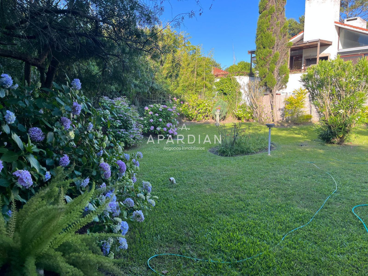 Casa ID.21099242 - Hermosa cabaña de 4 dormitorios en venta a metros de Playa Mansa, Punta del Este