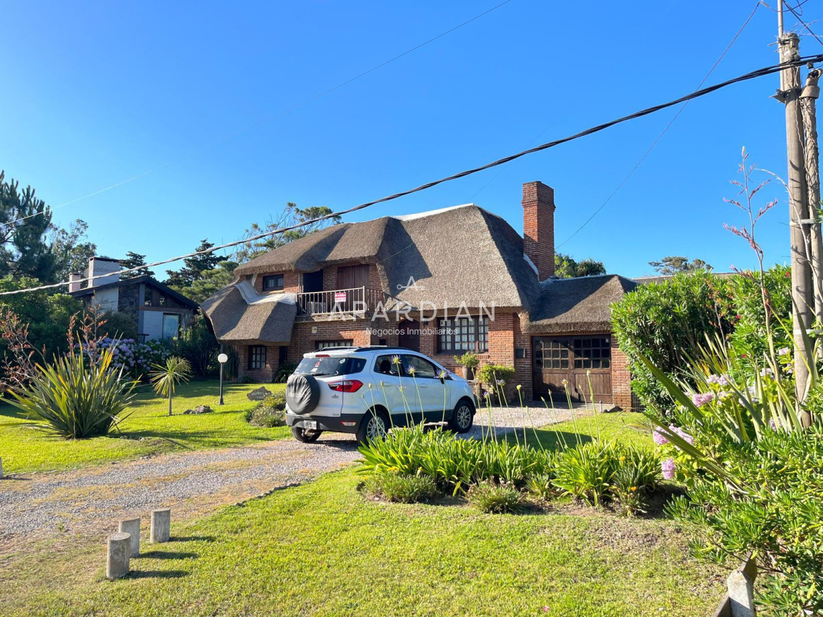 Casa ID.21099242 - Hermosa cabaña de 4 dormitorios en venta a metros de Playa Mansa, Punta del Este