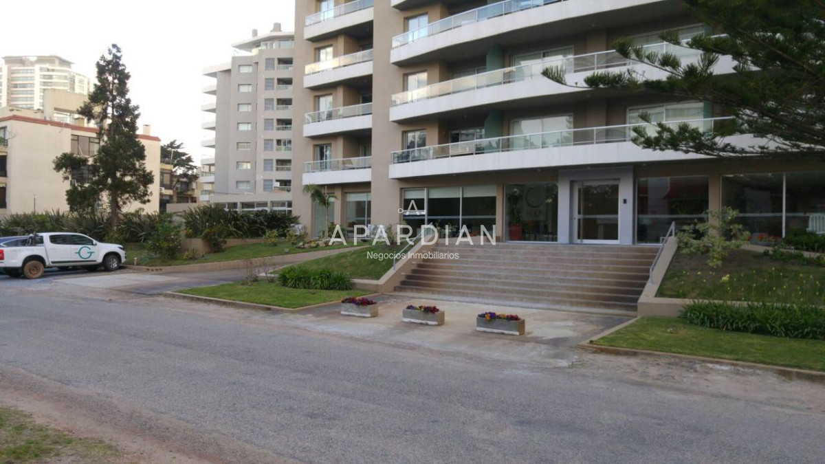 Apartamento ID.21098484 - Apartamento en venta de 2 dormitorios en suite en Torre Moon,  Punta del Este