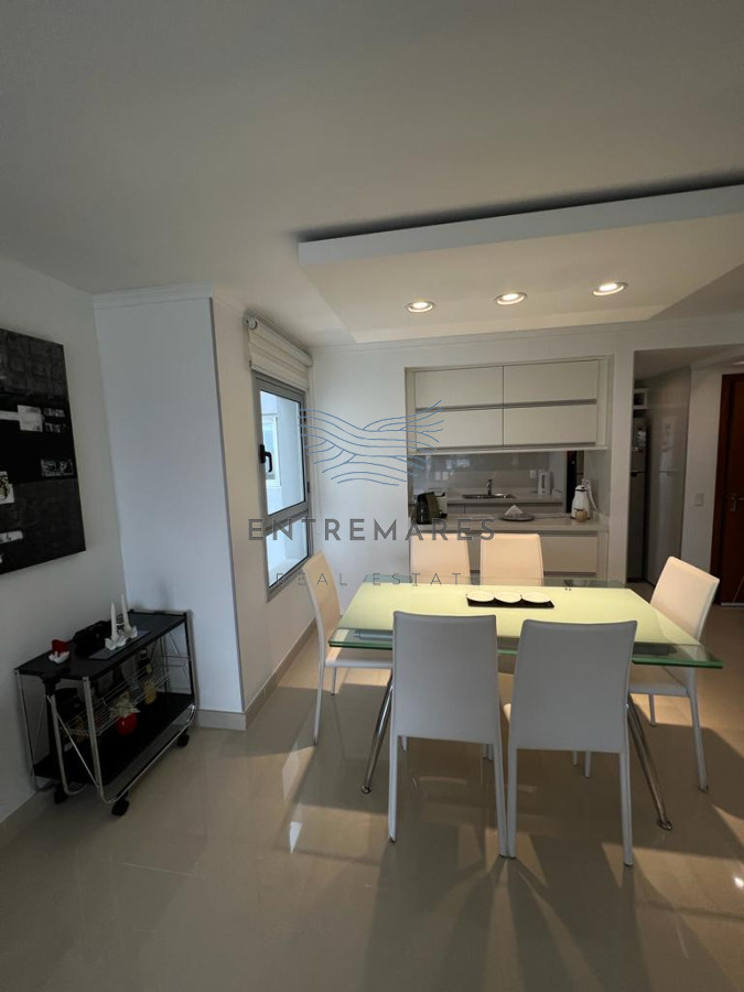 Apartamento ID.300 - Vende apartamento con hermosa vista de 2 dormitorios en Punta del Este.