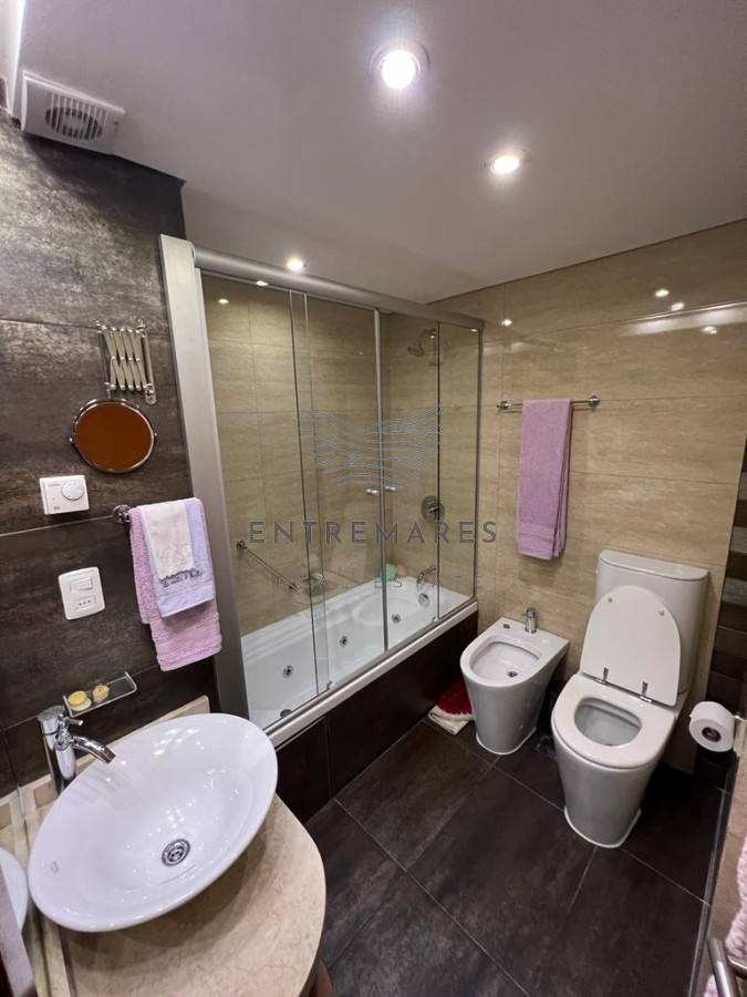 Apartamento ID.300 - Vende apartamento con hermosa vista de 2 dormitorios en Punta del Este.