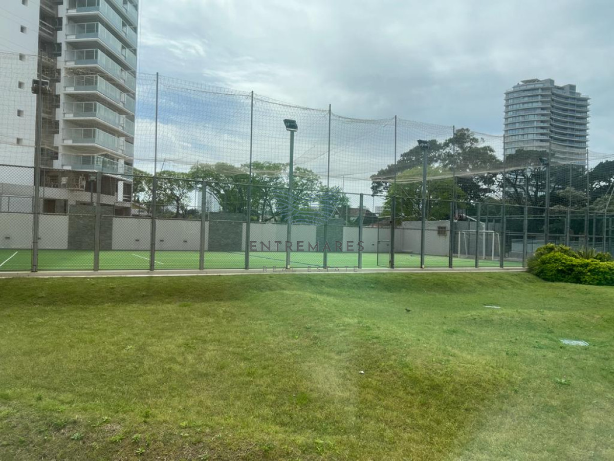 Apartamento ID.300 - Vende apartamento con hermosa vista de 2 dormitorios en Punta del Este.