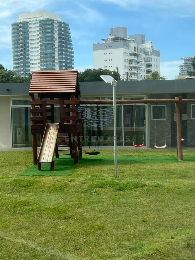 Apartamento ID.300 - Vende apartamento con hermosa vista de 2 dormitorios en Punta del Este.