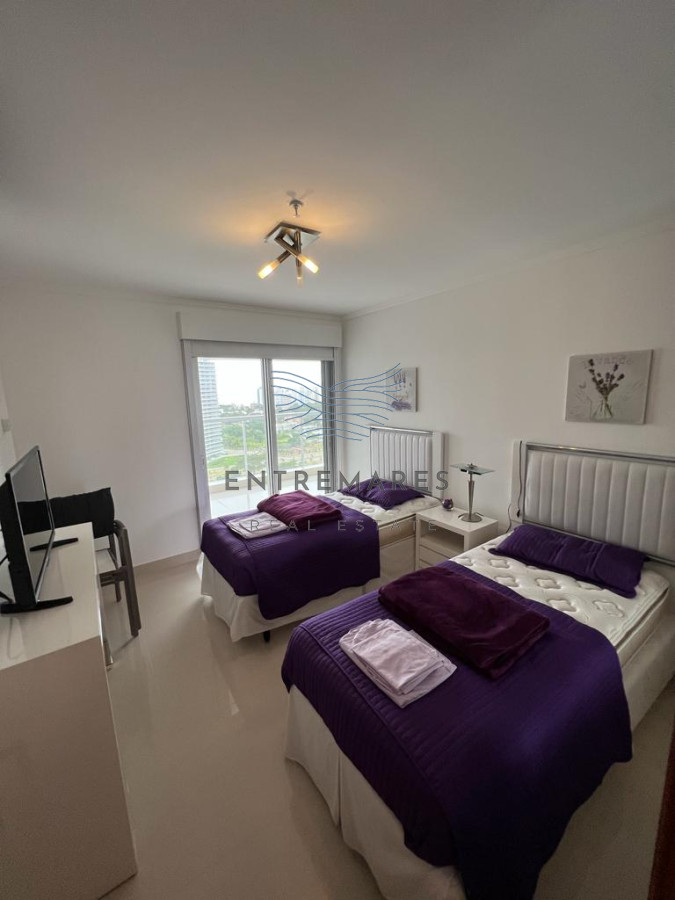 Apartamento ID.300 - Vende apartamento con hermosa vista de 2 dormitorios en Punta del Este.