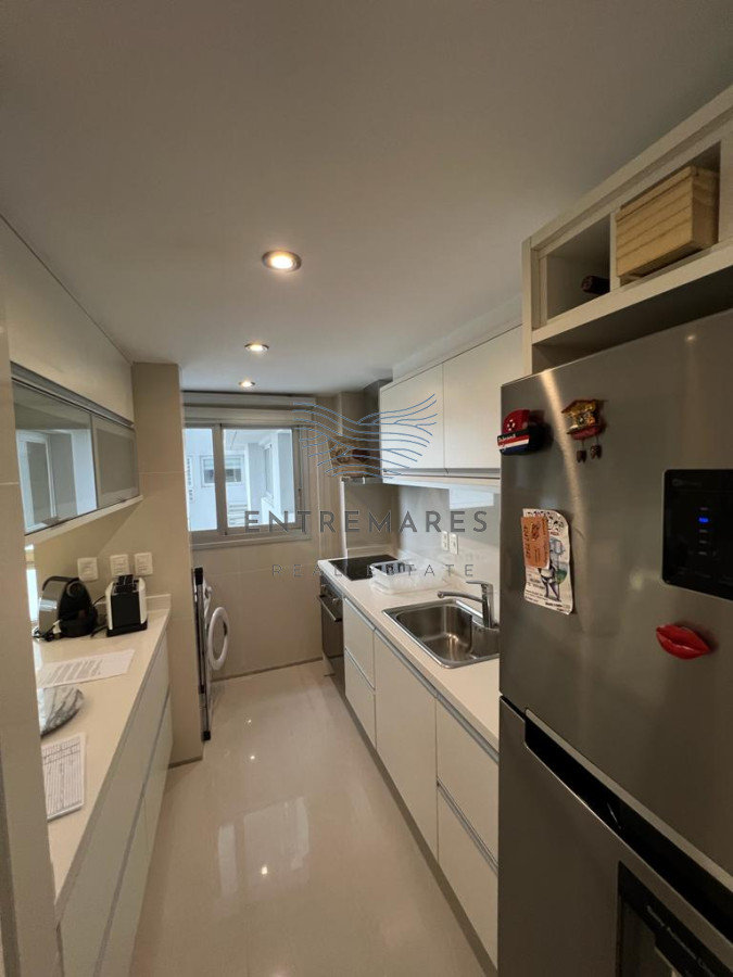 Apartamento ID.300 - Vende apartamento con hermosa vista de 2 dormitorios en Punta del Este.
