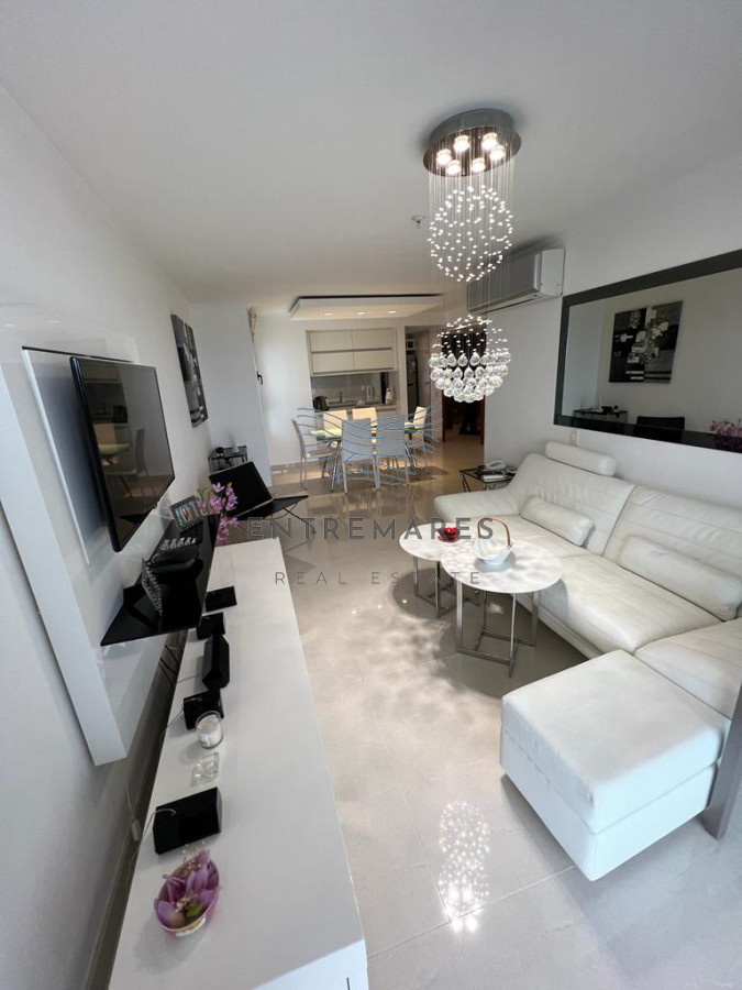 Apartamento ID.300 - Vende apartamento con hermosa vista de 2 dormitorios en Punta del Este.