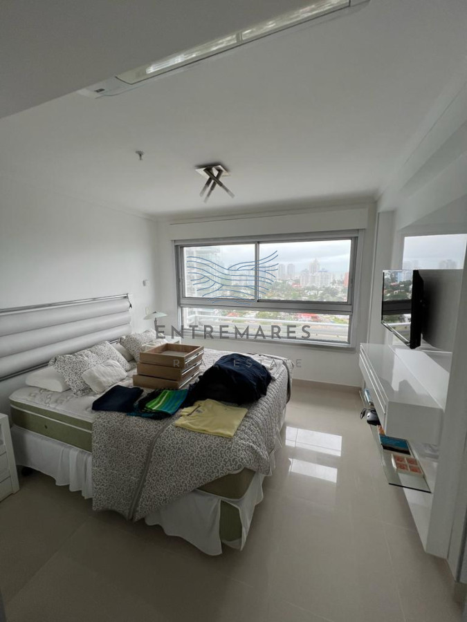 Apartamento ID.300 - Vende apartamento con hermosa vista de 2 dormitorios en Punta del Este.