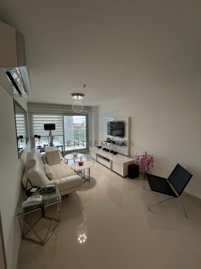 Apartamento ID.300 - Vende apartamento con hermosa vista de 2 dormitorios en Punta del Este.