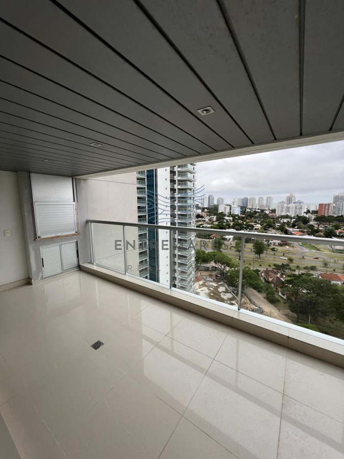 Apartamento ID.300 - Vende apartamento con hermosa vista de 2 dormitorios en Punta del Este.