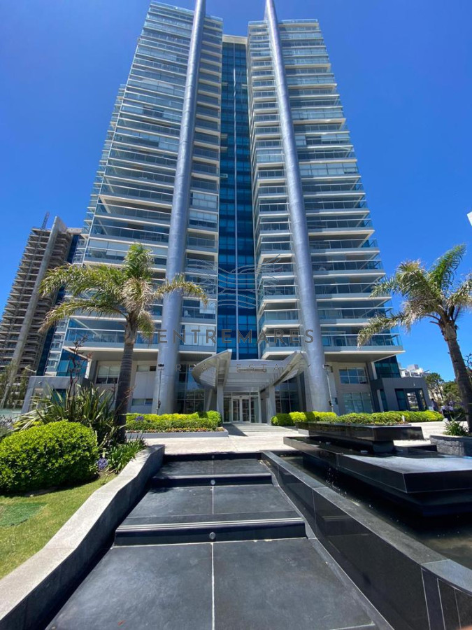 Apartamento ID.300 - Vende apartamento con hermosa vista de 2 dormitorios en Punta del Este.
