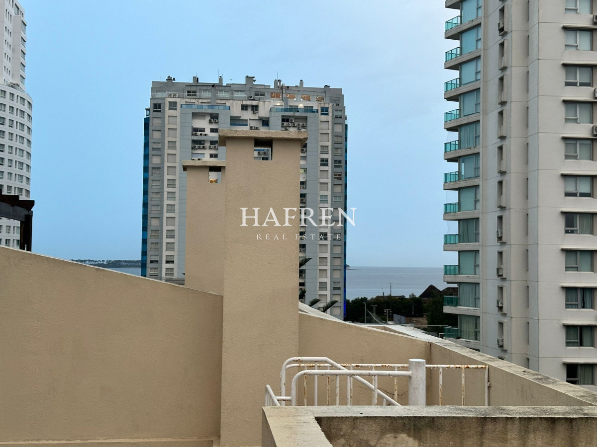 Apartamento ID.33 - Oportunidad! Apartamento de 2 dormitorios con azotea y parrillero, Punta del Este 