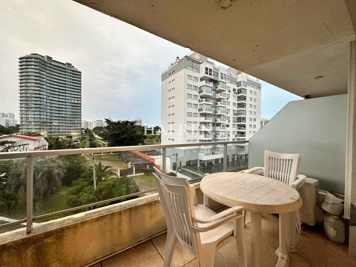 Apartamento ID.33 - Oportunidad! Apartamento de 2 dormitorios con azotea y parrillero, Punta del Este 