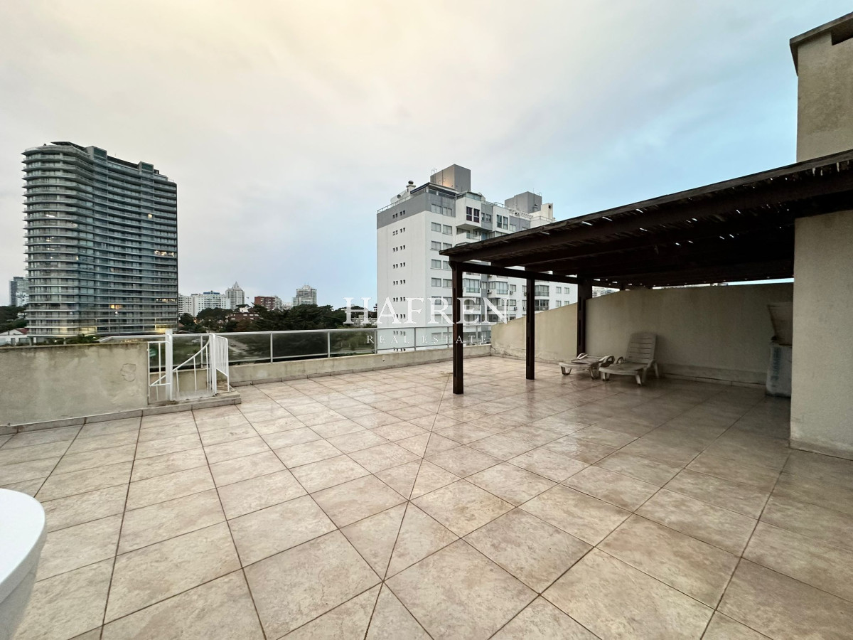 Apartamento ID.33 - Oportunidad! Apartamento de 2 dormitorios con azotea y parrillero, Punta del Este 