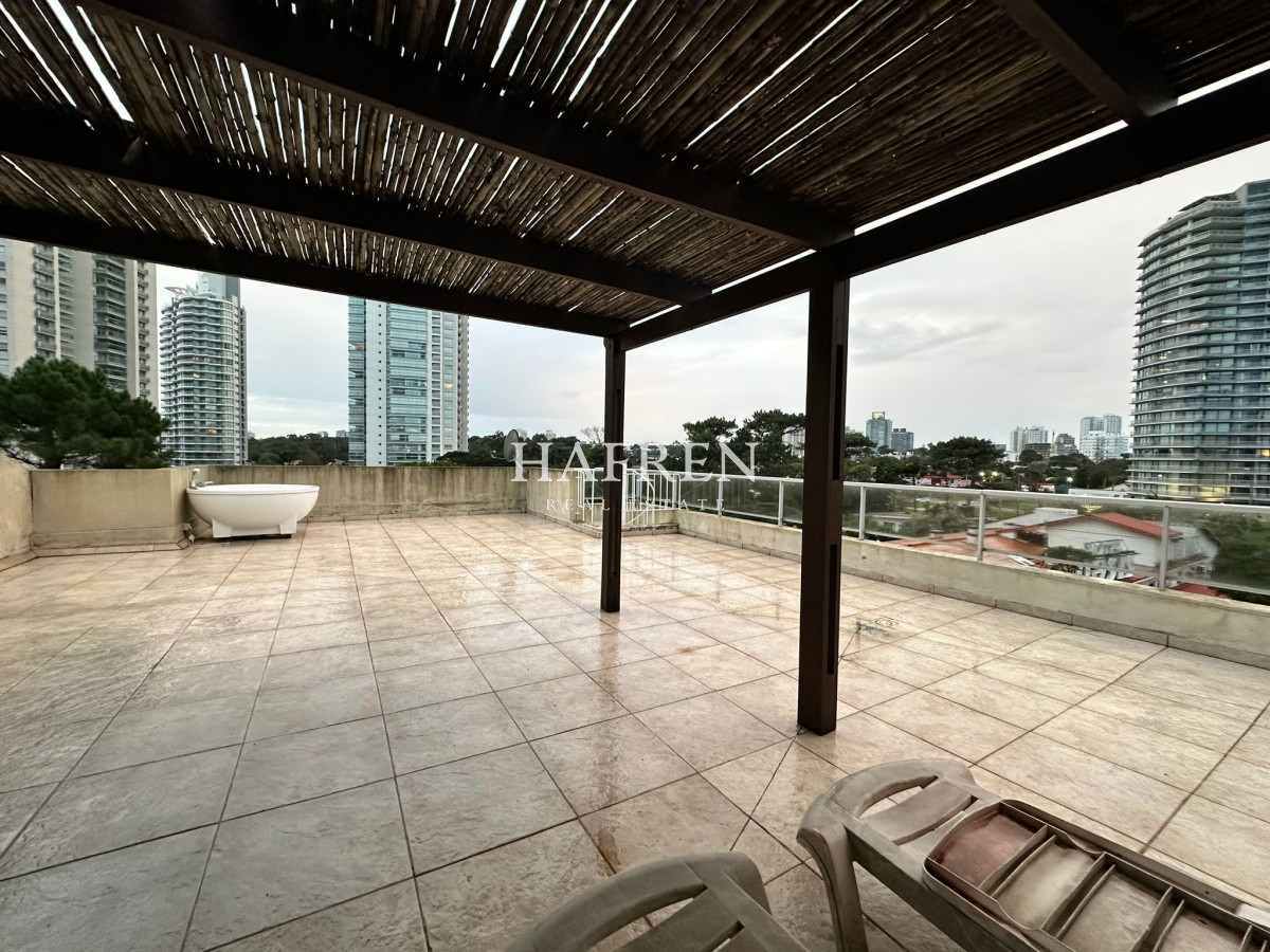 Apartamento ID.33 - Oportunidad! Apartamento de 2 dormitorios con azotea y parrillero, Punta del Este 