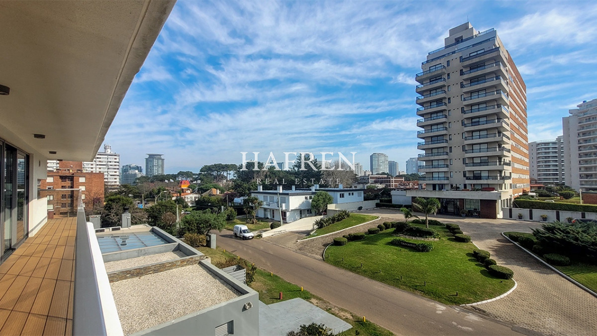 Apartamento ID.83 - Venta apartamento de 2 dormitorios en Punta del Este, Edif. Chronos
