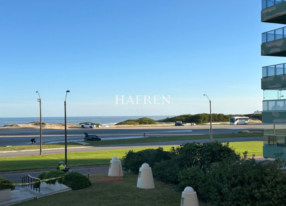 Apartamento ID.244 - Vende Apartamento frente al mar en Brava, Punta del Este, 2 dormitorios.