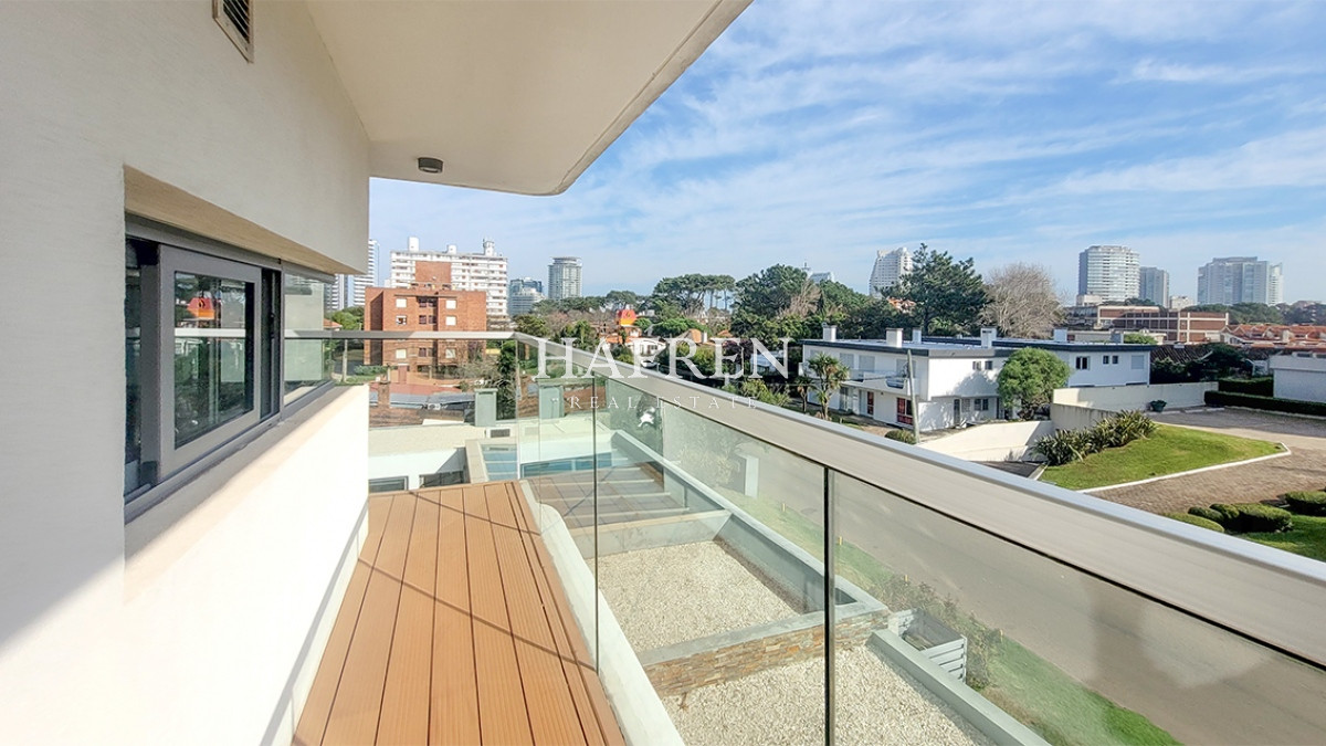 Apartamento ID.83 - Venta apartamento de 2 dormitorios en Punta del Este, Edif. Chronos
