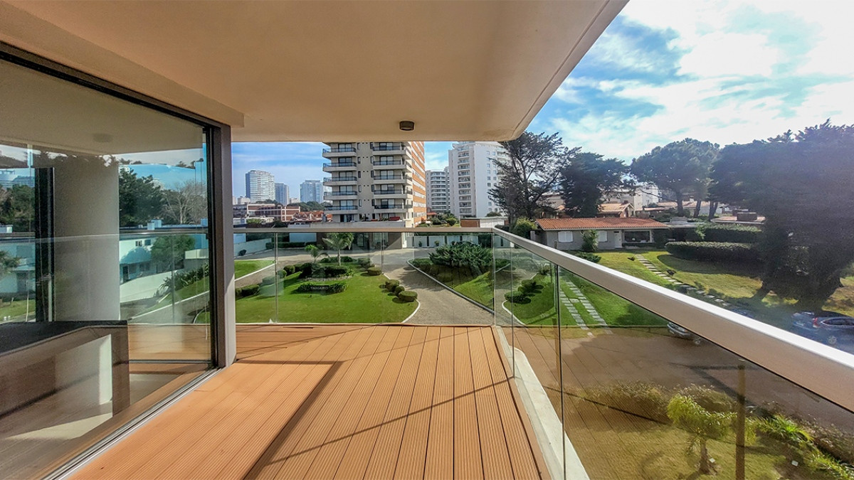Venta apartamento de 2 dormitorios en Punta del Este, Edif. Chronos