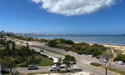 Apartamento de 2 dormitorios con vista frente al mar en edificio Samambai, Playa Mansa , Punta del ese