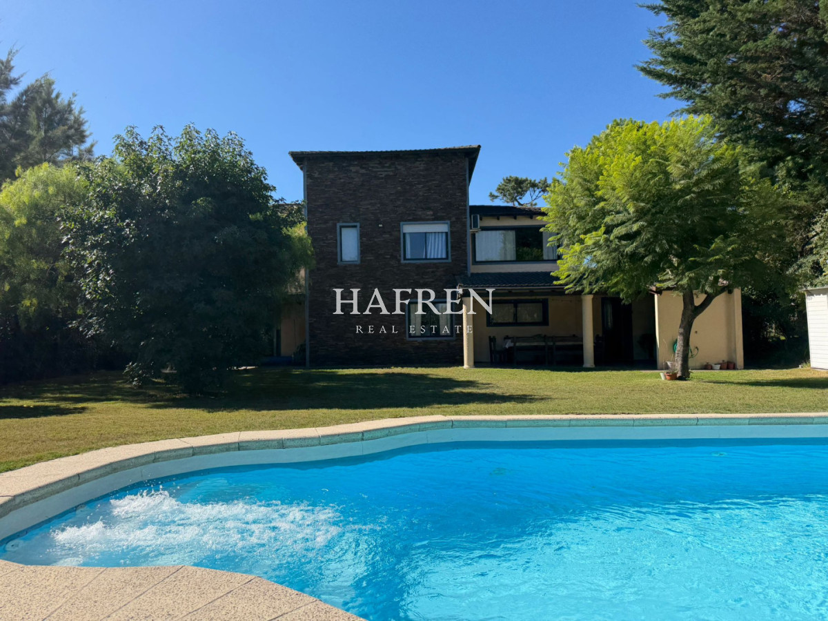 Casa ID.489 - Chaletde 6 dormitorios en venta en barrio cerrado, Punta del Este