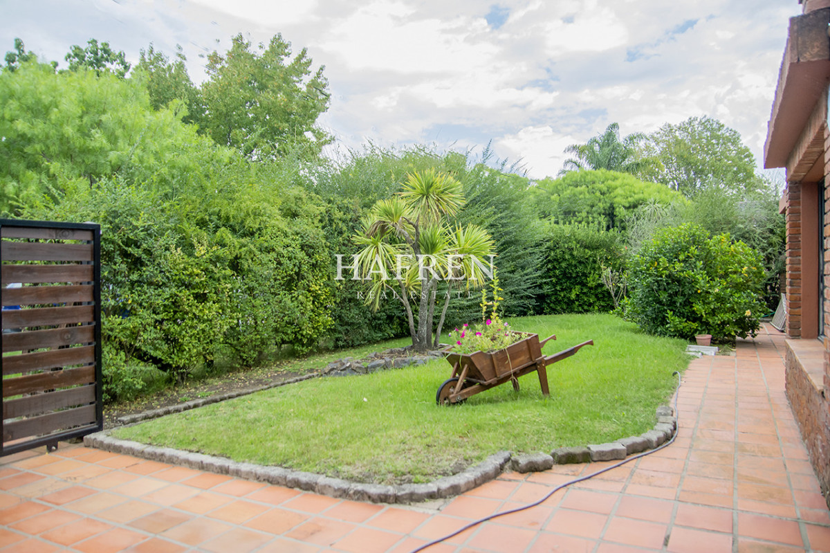 Casa ID.488 - En venta casa de 3 Dormitorios en Jardines de Córdoba con Barbacoa 