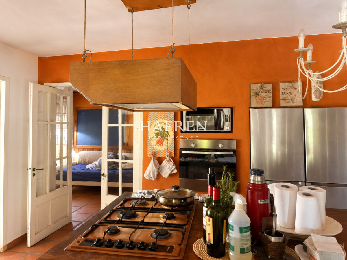 Casa ID.441 - Chalet de 4 dormitorios, piscina y parrillero en venta, Zona tranquila. Punta del Este.