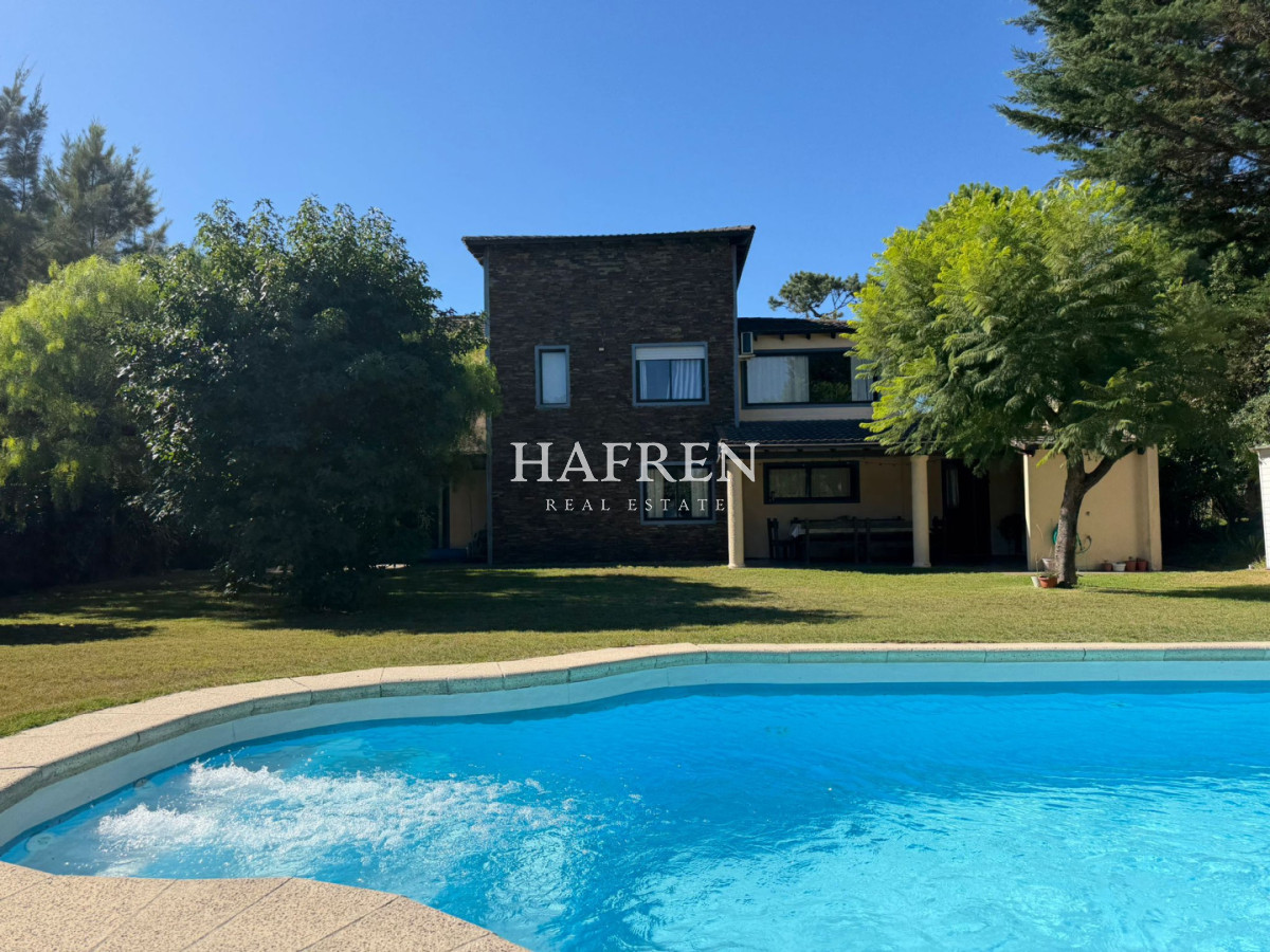 Casa ID.489 - Chaletde 6 dormitorios en venta en barrio cerrado, Punta del Este