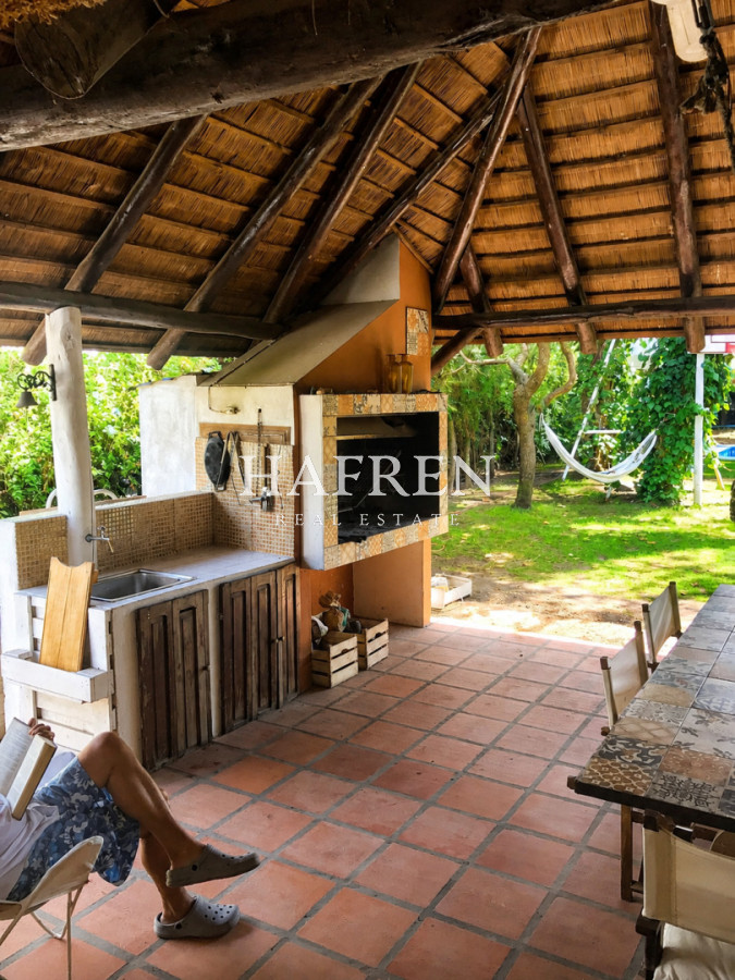 Casa ID.441 - Chalet de 4 dormitorios, piscina y parrillero en venta, Zona tranquila. Punta del Este.