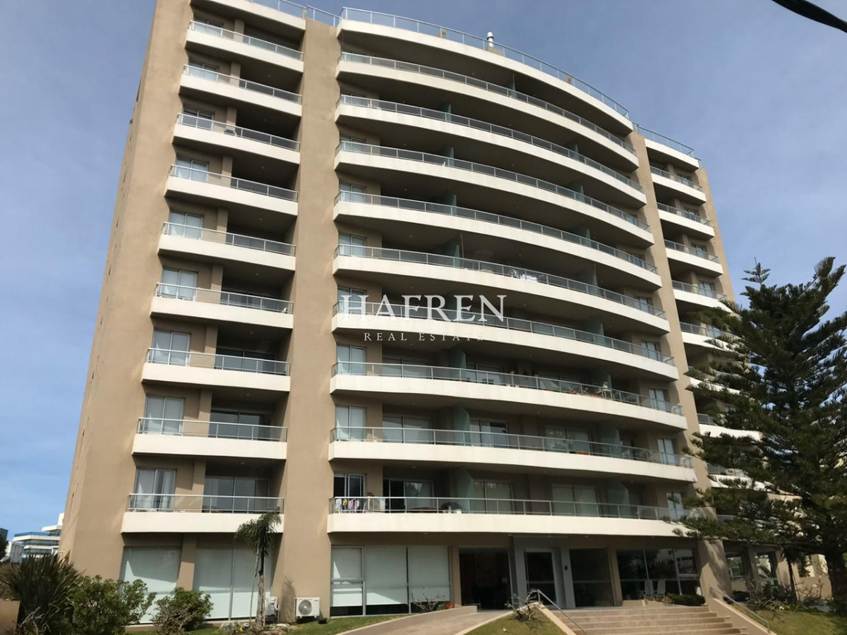Apartamento ID.407 - Apartamento en venta de 2 dormitorios en suite en Torre Moon,  Punta del Este