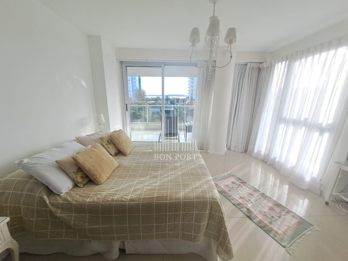 Apartamento ID.194 - Apartamento en Playa Mansa a la venta 3 Dormitorios con vista