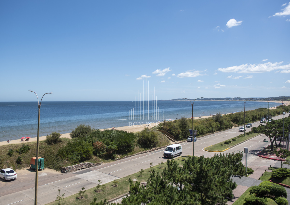 Apartamento ID.196 - Vende hermoso Penthouse en Playa Mansa con azotea propia en Punta del Este