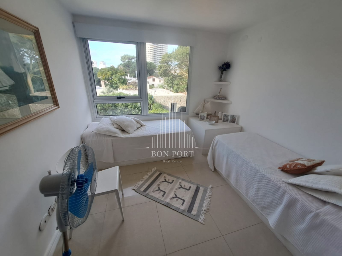 Apartamento ID.194 - Apartamento en Playa Mansa a la venta 3 Dormitorios con vista