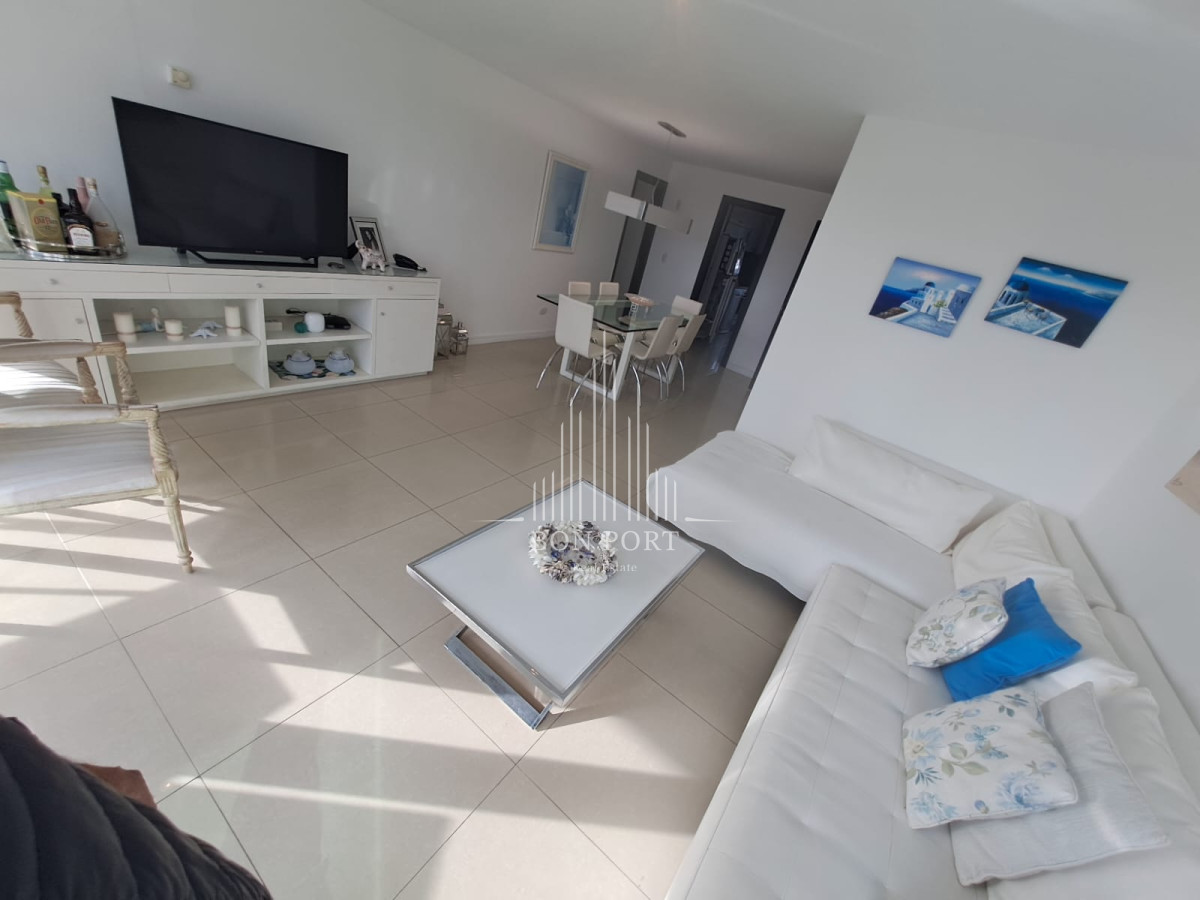 Apartamento ID.194 - Apartamento en Playa Mansa a la venta 3 Dormitorios con vista
