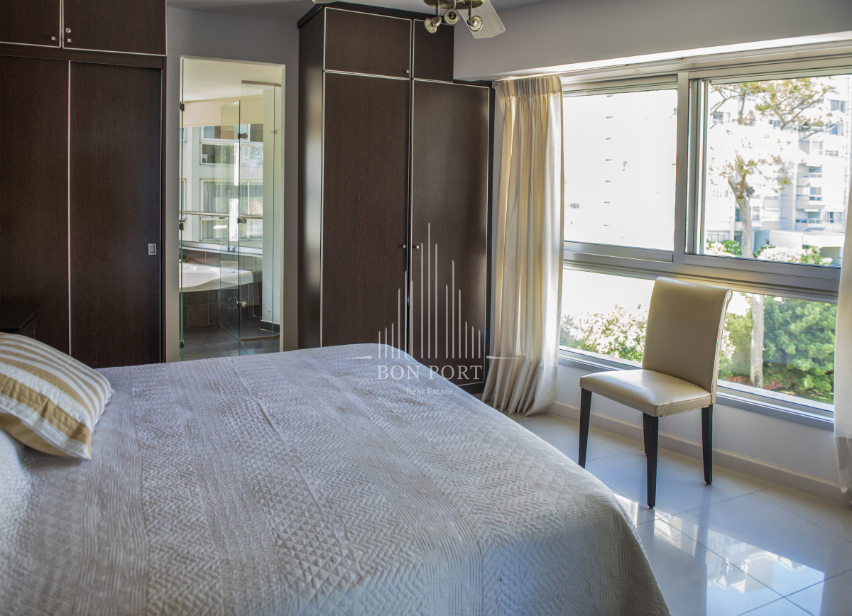 Apartamento ID.196 - Vende hermoso Penthouse en Playa Mansa con azotea propia en Punta del Este