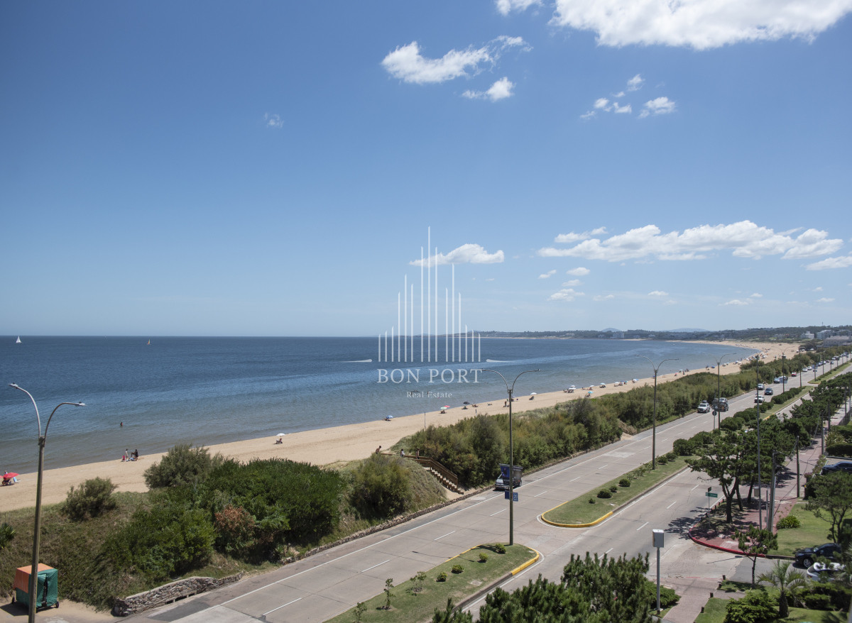 Apartamento ID.196 - Vende hermoso Penthouse en Playa Mansa con azotea propia en Punta del Este