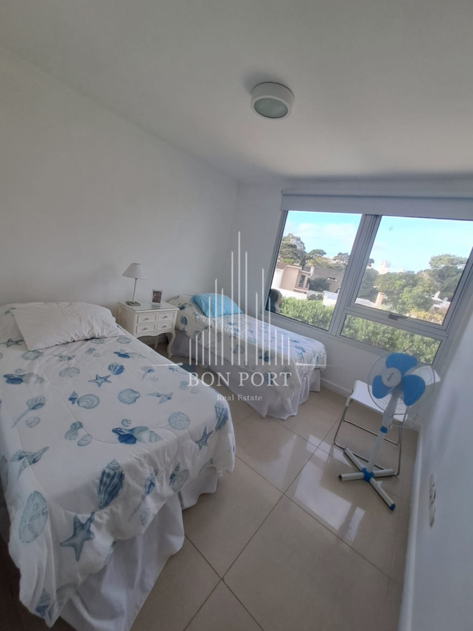 Apartamento ID.194 - Apartamento en Playa Mansa a la venta 3 Dormitorios con vista