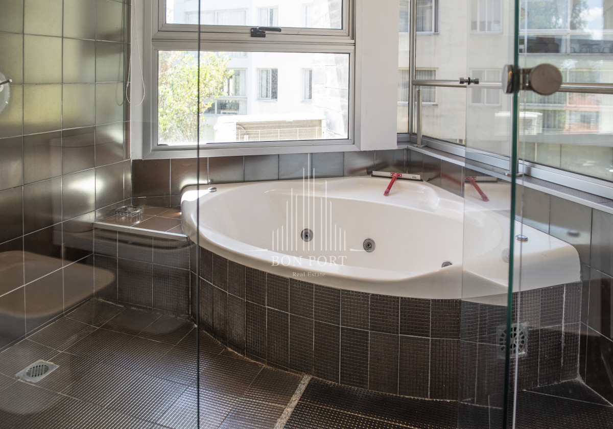 Apartamento ID.196 - Vende hermoso Penthouse en Playa Mansa con azotea propia en Punta del Este