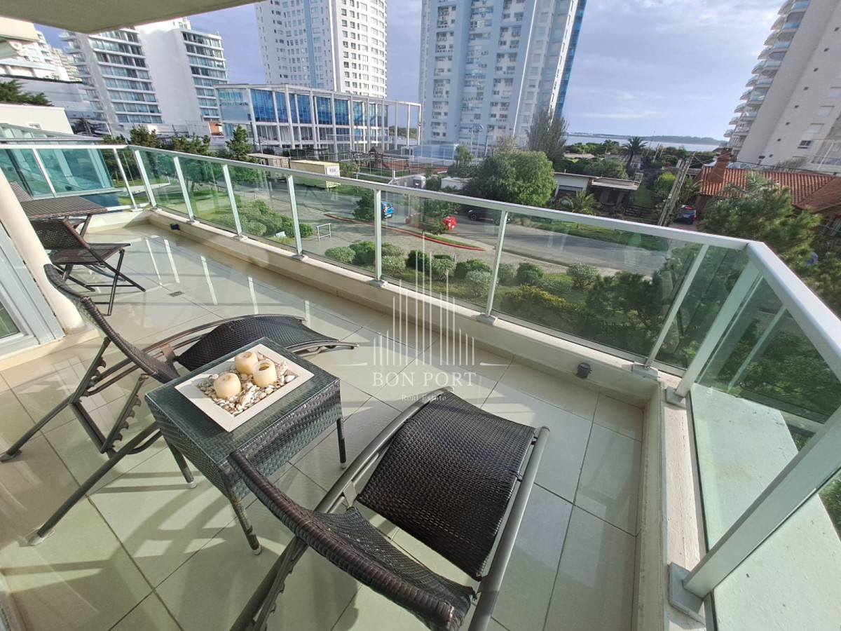 Apartamento ID.194 - Apartamento en Playa Mansa a la venta 3 Dormitorios con vista