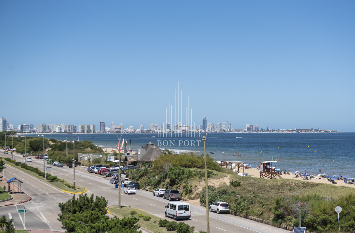 Apartamento ID.196 - Vende hermoso Penthouse en Playa Mansa con azotea propia en Punta del Este