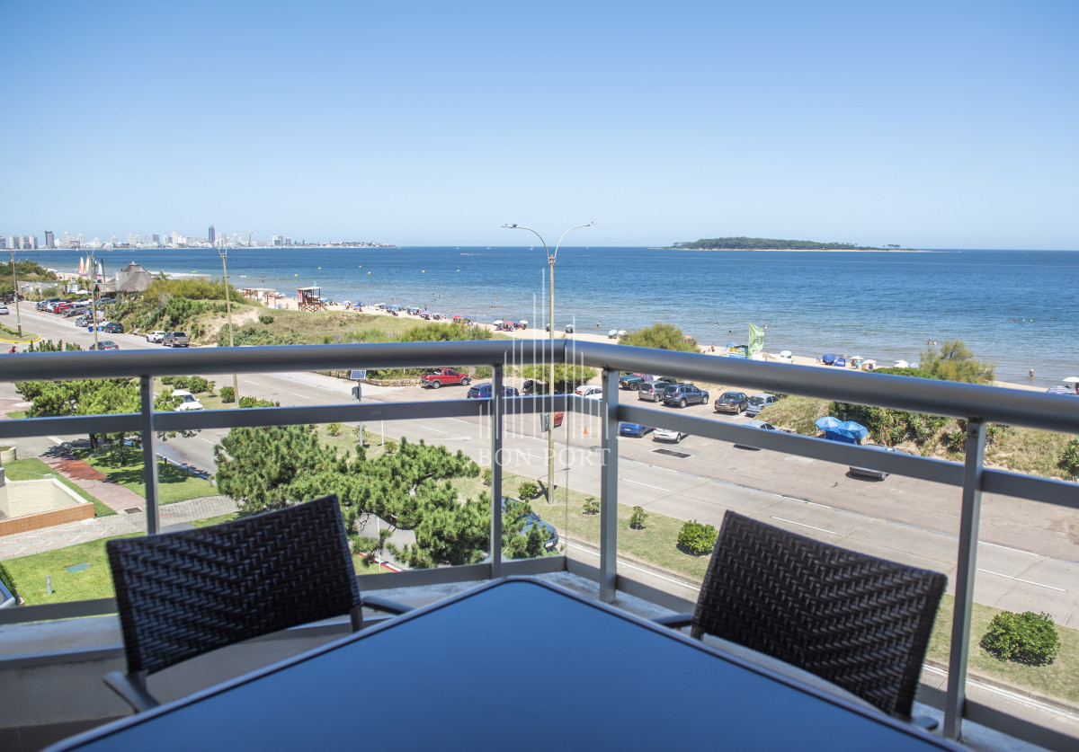 Apartamento ID.196 - Vende hermoso Penthouse en Playa Mansa con azotea propia en Punta del Este