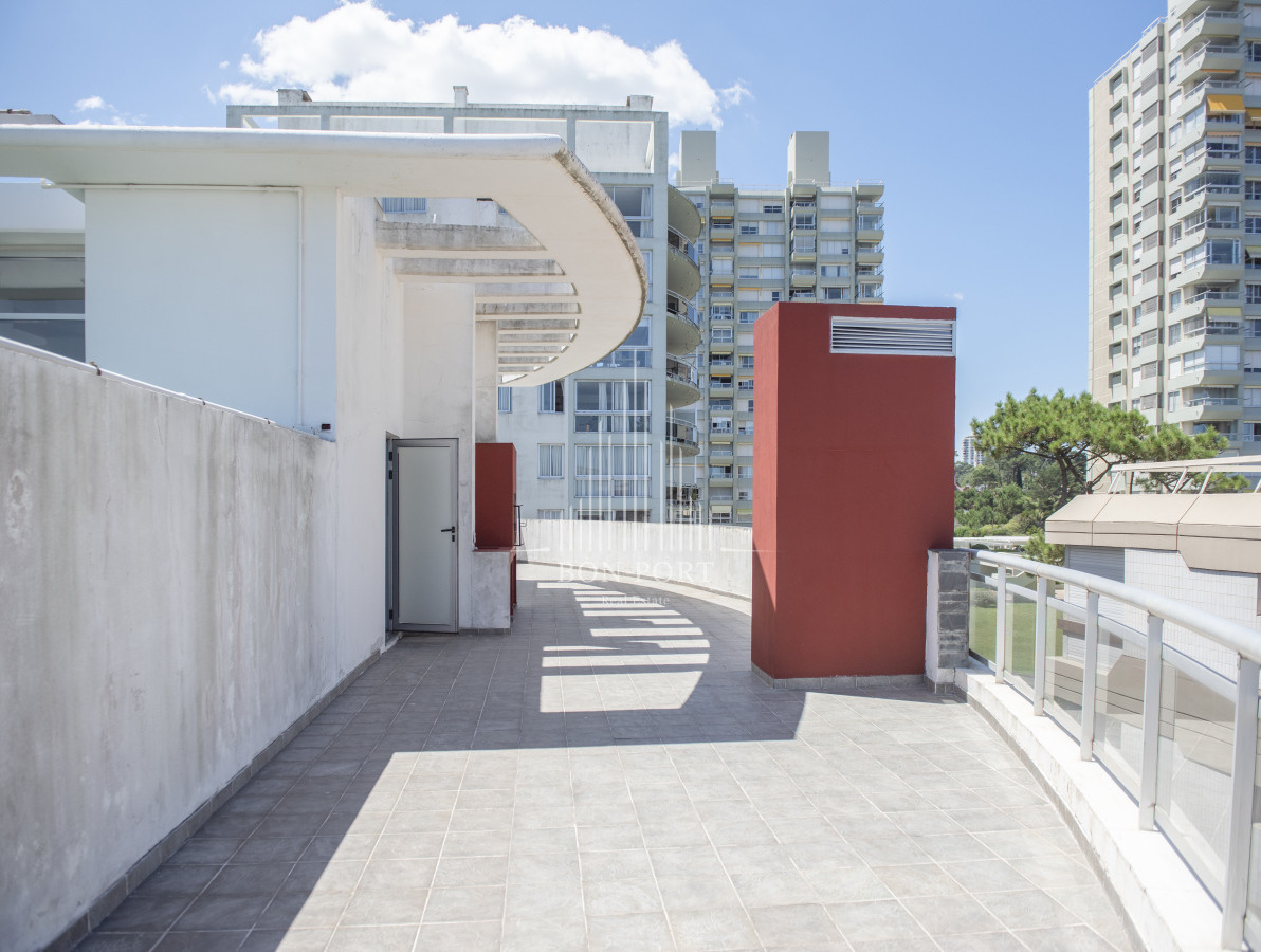 Apartamento ID.196 - Vende hermoso Penthouse en Playa Mansa con azotea propia en Punta del Este