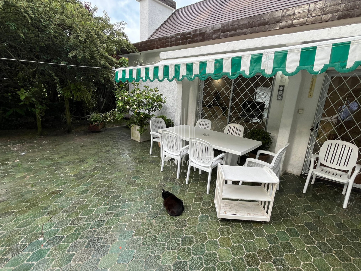Casa ID.252 - Hermosa Casa en venta de 4 dormitorios en Cantegril, Punta del este. 