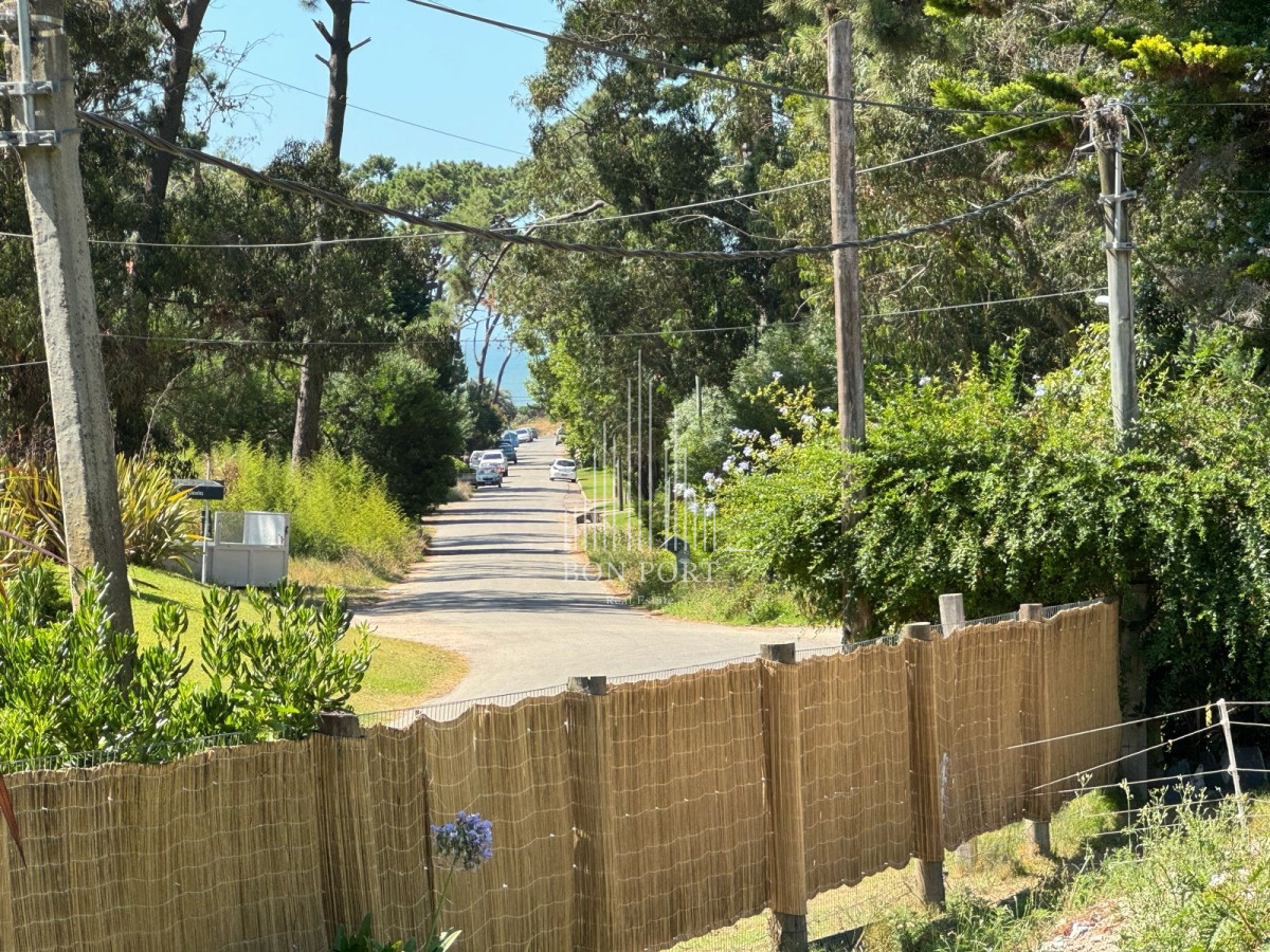 Casa ID.254 - En venta casa de 3 dormitorios, con piscina y barbacoa, en Barrio Golf, Punta Este