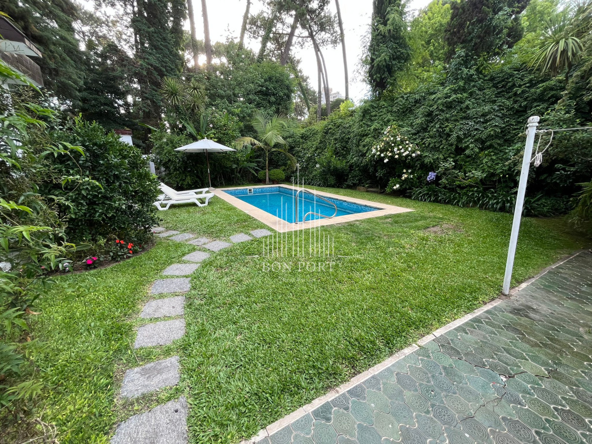 Casa ID.252 - Hermosa Casa en venta de 4 dormitorios en Cantegril, Punta del este. 