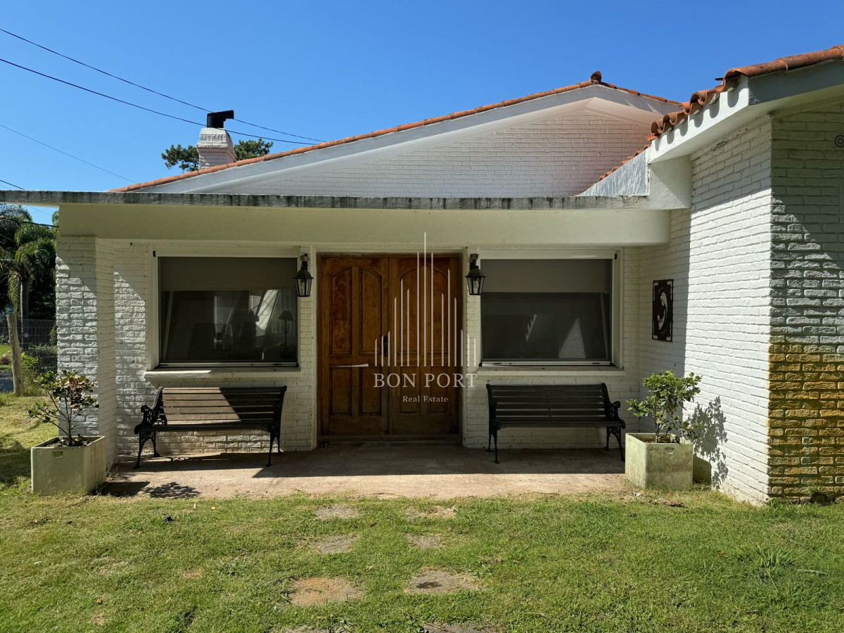Casa ID.254 - En venta casa de 3 dormitorios, con piscina y barbacoa, en Barrio Golf, Punta Este