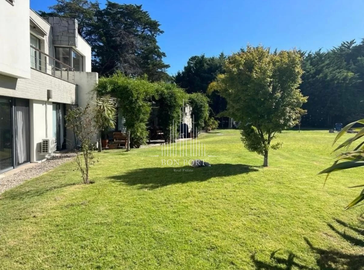 Casa ID.251 - Hermosa casa de 4 dormitorios en agradable entorno.